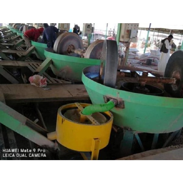 Procédé de traitement du minerai d'or par broyeur à meules